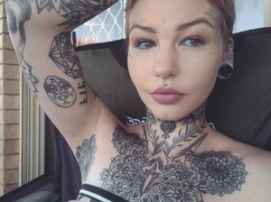 Tato Bola Mata Kaprikornus Warna Biru, Wanita Ini Buta Selama 3 Minggu Tato Bola Mata Kaprikornus Warna Biru, Wanita Ini Buta Selama 3 Minggu