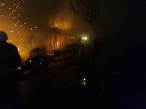 35 Kios di Jatinegara Terbakar, Damkar Kerahkan 9 Mobil Pemadam 35 Kios di Jatinegara Terbakar, Damkar Kerahkan 9 Mobil Pemadam