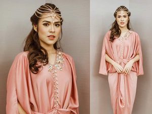 8 Model Kaftan Selebriti Untuk Inspirasi Baju Lebaran 2018