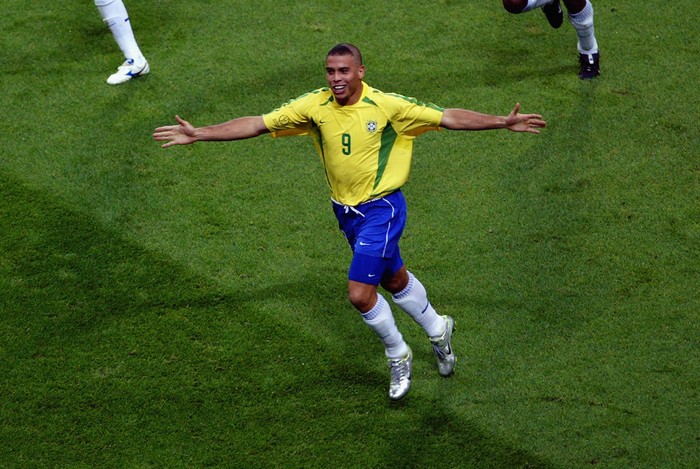 SAITAMA-KEN - JUNE 26: Ronaldo of Brazil celebrates scoring the winning goal during the FIFA World Cup Finals 2002 Semi-Final match between Brazil and Turkey played at the Saitama Stadium, in Saitama-Ken, Japan on June 26, 2002. Brazil won the match 1-0. DIGITAL IMAGE. (Photo by Koichi Kamoshida/Getty Images)