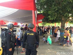 Antrean Penukaran Uang Baru di Alun-Alun Jember Mengular