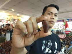 Kurma di Pasar Tanah Abang Diserbu Pembeli, dari Mana Suplainya?