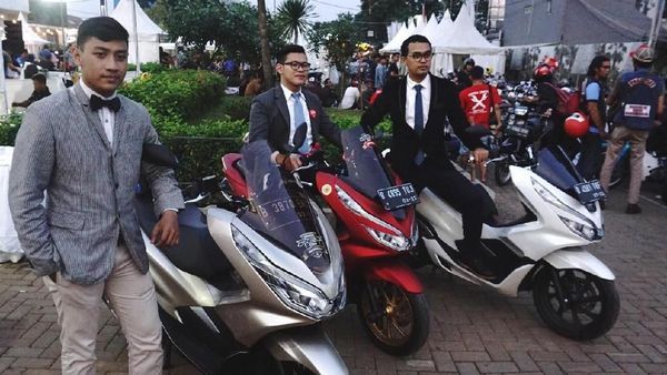 Pemotor Keren Pakai Jas dan Dasi