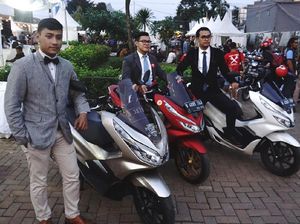 Pemotor Keren Pakai Jas dan Dasi