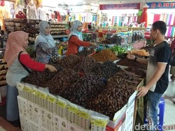 Pedagang Kurma di Pasar Tanah Abang Mulai Diserbu Pembeli