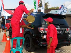 BBM Kaleng di Tol Salatiga-Colomadu Diserbu Pemudik BBM Kaleng di Tol Salatiga-Colomadu Diserbu Pemudik