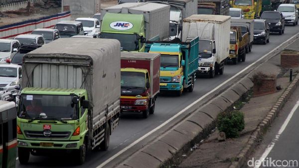 Hari Ini Truk Masih Nekat Lewat Tol Cikampek