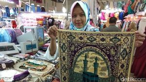 Berkah Ramadan, Jualan Sajadah Laris Manis di Thamrin City