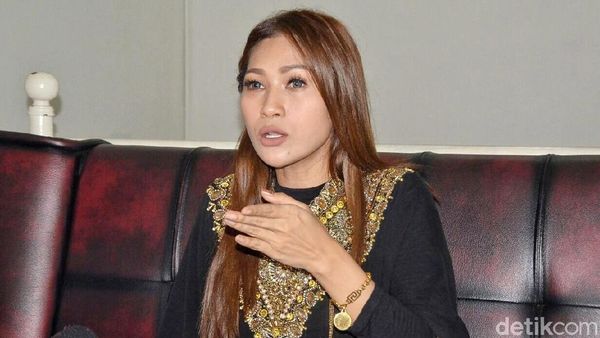 Dilecehkan, Tata Janeeta Pukul Oknum Tersebut