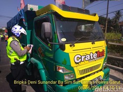 Polisi Kandangkan Truk Barang yang Lewat Jalur Mudik Garut