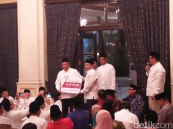 Bank Mega Syariah Serahkan Zakat Korporasi Rp 1 Miliar