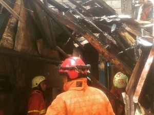 Gara-gara Puntung Rokok, 3 Rumah Petak di Johar Baru Terbakar