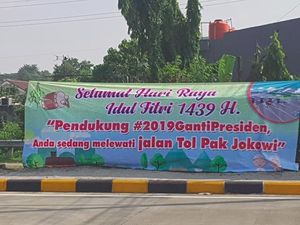Ramai Spanduk Jalan Tol Pak Jokowi Bertebaran saat Mudik Ramai Spanduk Jalan Tol Pak Jokowi Bertebaran saat Mudik