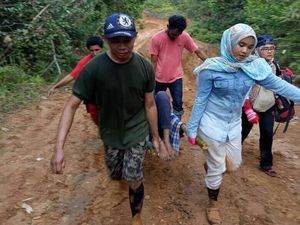 Potret Viral Jatuh Bangun Tenaga Kesehatan di Pedalaman Papua