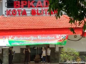 KPK Geledah Kantor BKAD dan Disdik Blitar KPK Geledah Kantor BKAD dan Disdik Blitar