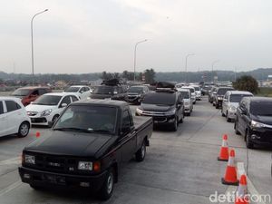 Antrean Pemudik Mengular di Gerbang Tol Salatiga Sore Ini