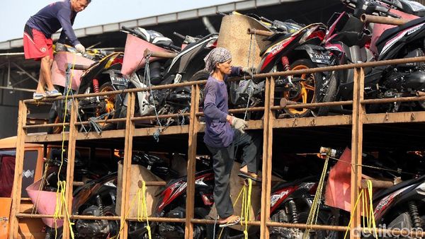 Honda Lepas 20 Truk Pengangkut 1000 Motor Pemudik