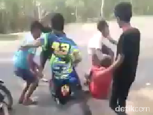 Viral Video Pengeroyokan 3 Remaja di Jombang Viral Video Pengeroyokan 3 Remaja di Jombang