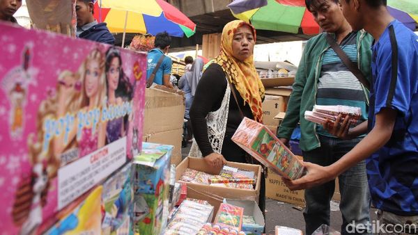 Jelang Lebaran Pedagang Petasan Panen