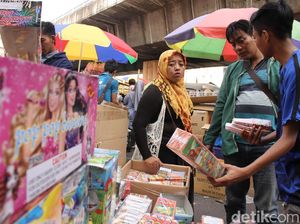 Jelang Lebaran Pedagang Petasan Panen