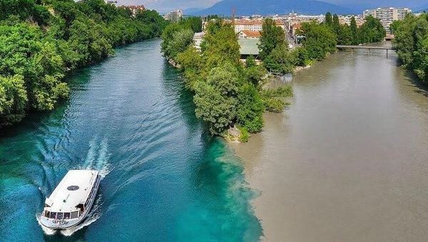 Foto: 2 Air Sungai yang Tidak Menyatu di Swiss