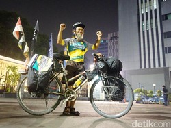 Kisah John Maynard Berkeliling Nusantara Menggunakan Sepeda