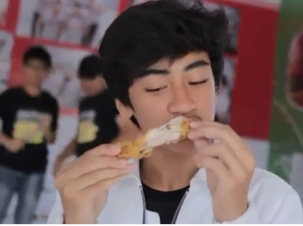 Tampannya Abidzar, Putra Almarhum Ustaz Jeffry Saat Sedang Makan Tampannya Abidzar, Putra Almarhum Ustaz Jeffry Saat Sedang Makan