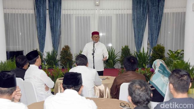 Sahur Bersama dengan Kepala Dinas, Aher Pamitan dan Minta 