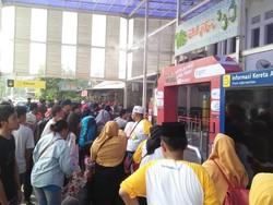 Pemudik Mulai Padati Stasiun Senen Siang Ini