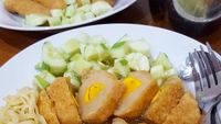 Mantap! Berbuka dengan Seporsi Pempek Gurih Berendam Cuko