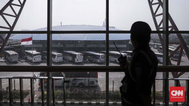 Antrean Pemudik Terminal Pulo Gebang Mengular 50 Meter