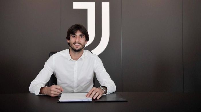 Mattia Perrin saat menanda tangani kontrak dengan Juventus. (Foto: Twitter @MattiaPerin) Mattia Perrin saat menanda tangani kontrak dengan Juventus. (Foto: Twitter @MattiaPerin)