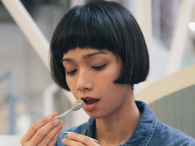 Bertubuh Langsing, Tapi 10 Foto Ini Buktikan Intan Ayu Doyan Kulineran