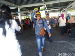 Pelabuhan Makassar Dipadati Ribuan Pemudik