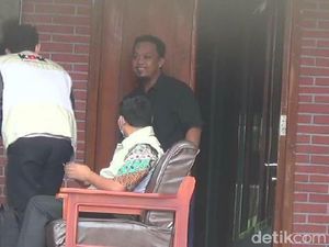 KPK Juga Geledah Rumah Anak Wali Kota Blitar KPK Juga Geledah Rumah Anak Wali Kota Blitar