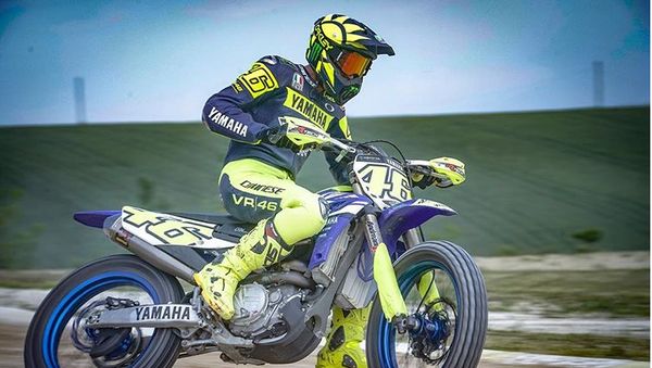 Gaya Valentino Rossi Main Motocross