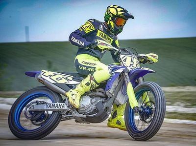 Gaya Valentino Rossi Main Motocross