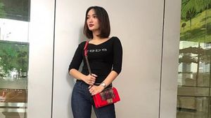 Penampilan Zaskia Gotik dan Tas Mewahnya