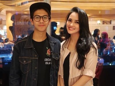 Gaya Ririn Ekawati, Tante Cantik Awet Muda yang Kesemsem Iqbal Dilan