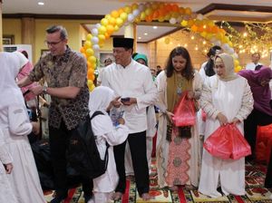 Indahnya Berbagi dengan Anak-anak Yatim Piatu Indahnya Berbagi dengan Anak-anak Yatim Piatu