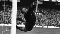 Lev Yashin merupakan kiper terbaik di zamannya. Satu-satunya kiper yang bisa meraih Ballon dOr ini merupakan sosok kunci yang membawa Uni Soviet finis ketiga di Piala Dunia 1966. (Foto: Central Press/Getty Images)
