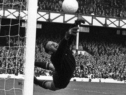 Lev Yashin merupakan kiper terbaik di zamannya. Satu-satunya kiper yang bisa meraih Ballon dOr ini merupakan sosok kunci yang membawa Uni Soviet finis ketiga di Piala Dunia 1966. (Foto: Central Press/Getty Images)
