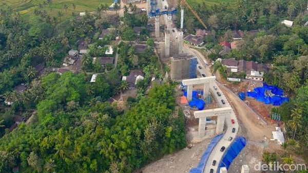 Penampakan Tanjakan Kali Kenteng yang Bikin Mobil Pemudik Mogok