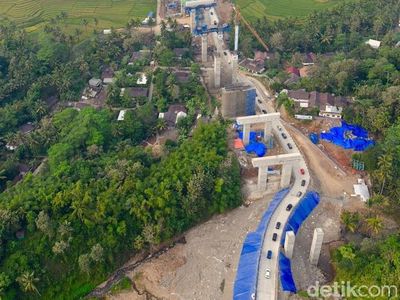 Penampakan Tanjakan Kali Kenteng yang Bikin Mobil Pemudik Mogok