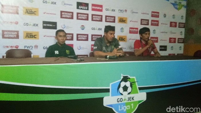 Pelatih Persebaya Soroti Wasit