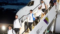 Gonzalo Higuain, Paulo Dybala, dan beberapa pemain Argentina lainnya tampak turun dari pesawat. (Foto: Photo by Oleg Nikishin/Getty Images)