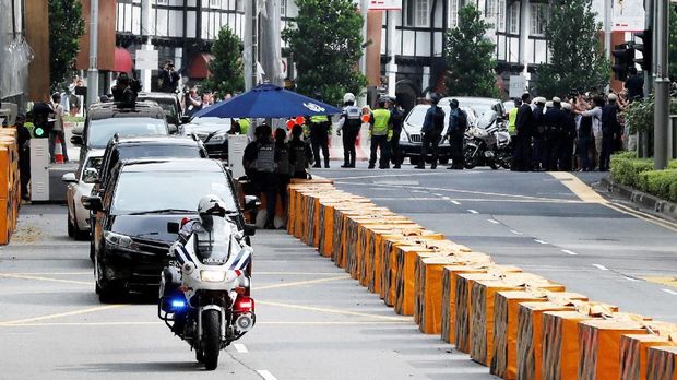 Warga Penuhi Hotel Sambut Kedatangan Kim Jong Un di Singapura