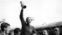 Bobby Moore adalah bukti bahwa Timnas Inggris sempat merajai sepakbola dunia. Ia mengantar The Three Lions menjuarai Piala Dunia 1966 sehingga layak mengisi starting XI terbaik di posisi bek. (Foto: Evening Standard/Getty Images)
