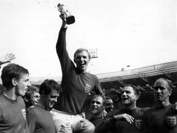 Bobby Moore adalah bukti bahwa Timnas Inggris sempat merajai sepakbola dunia. Ia mengantar The Three Lions menjuarai Piala Dunia 1966 sehingga layak mengisi starting XI terbaik di posisi bek. (Foto: Evening Standard/Getty Images)