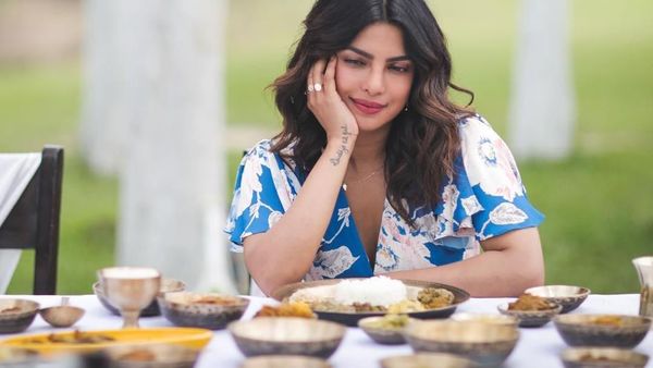 Cantiknya Priyanka Chopra Saat Makan Burger, Salad hingga Donat